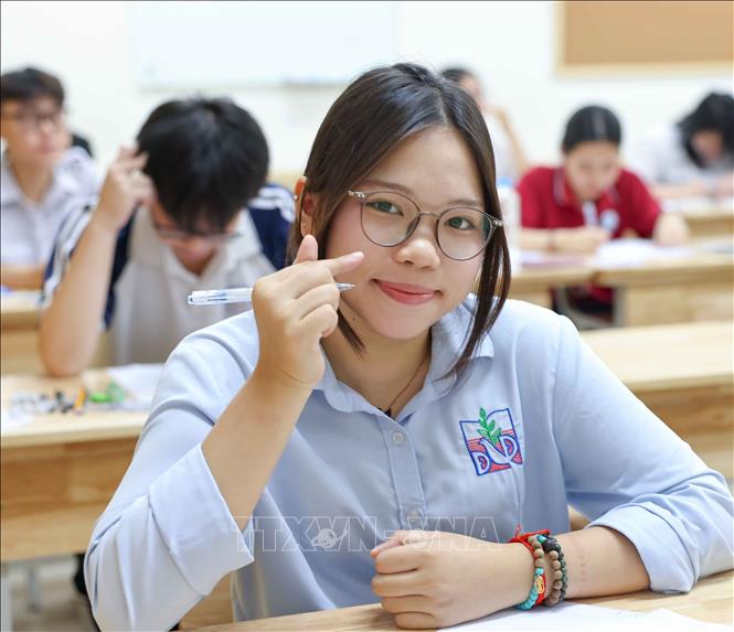 Giữ tâm lý ổn định, thí sinh tự tin bước vào môn thi Toán, môn thi cuối của kỳ thi vào lớp 10. Ảnh: Thanh Tùng - TTXVN